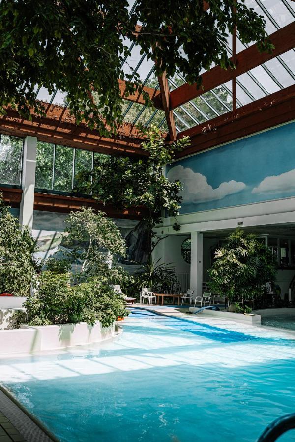 Rahat Palace Hotel Almaty Exterior foto The interior of the swimming pool