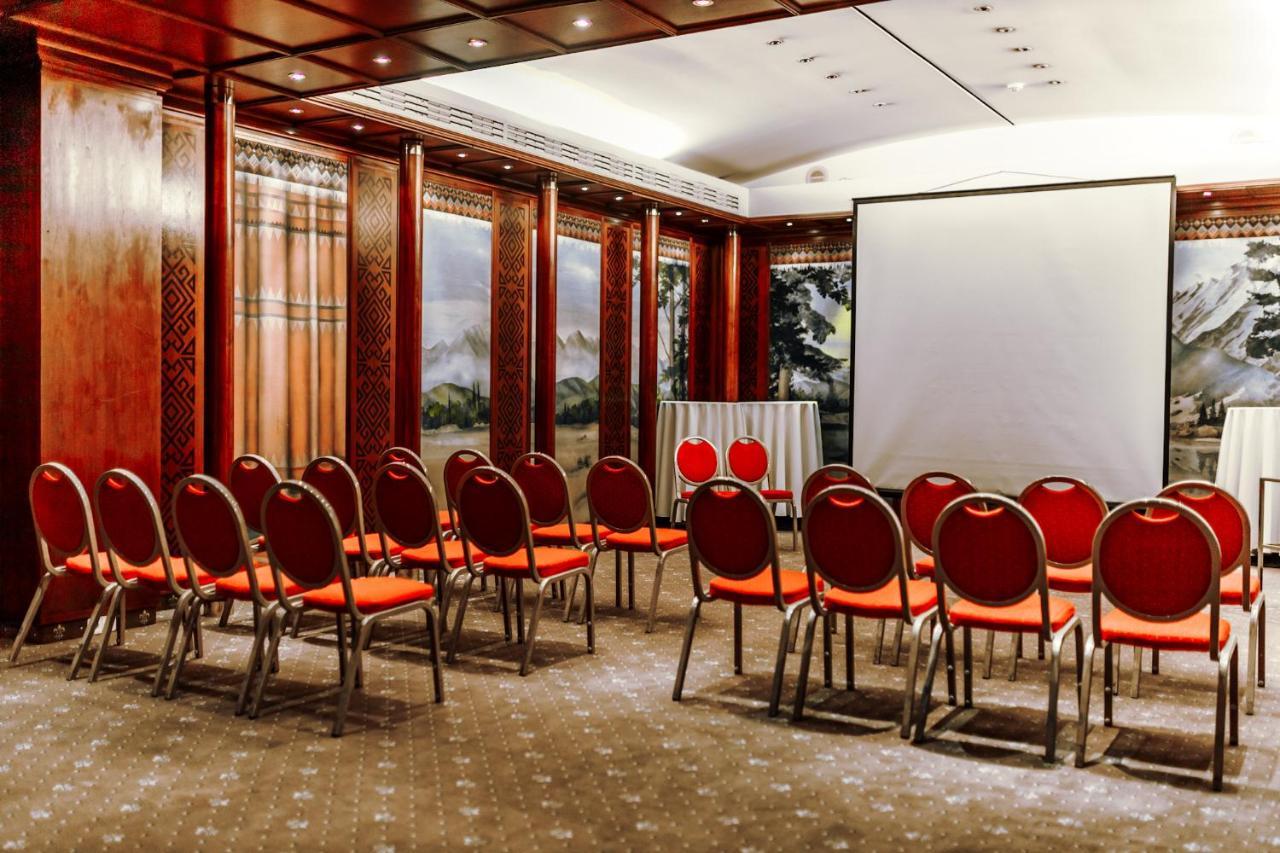 Rahat Palace Hotel Almaty Exterior foto A meeting room