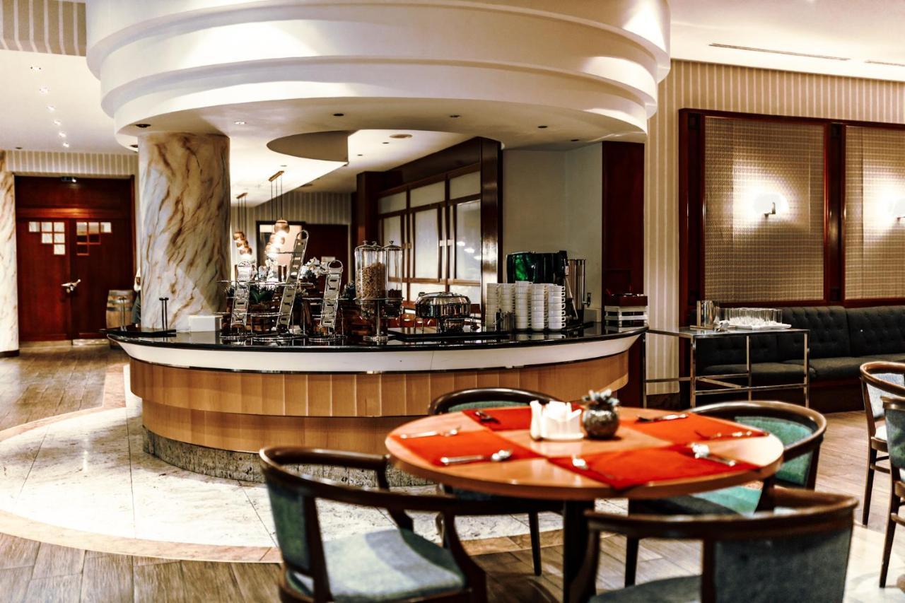 Rahat Palace Hotel Almaty Exterior foto The lobby bar