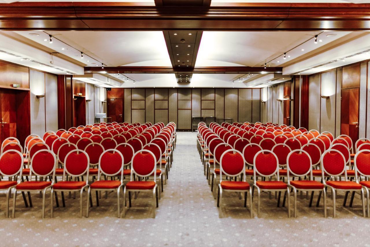 Rahat Palace Hotel Almaty Exterior foto The ballroom