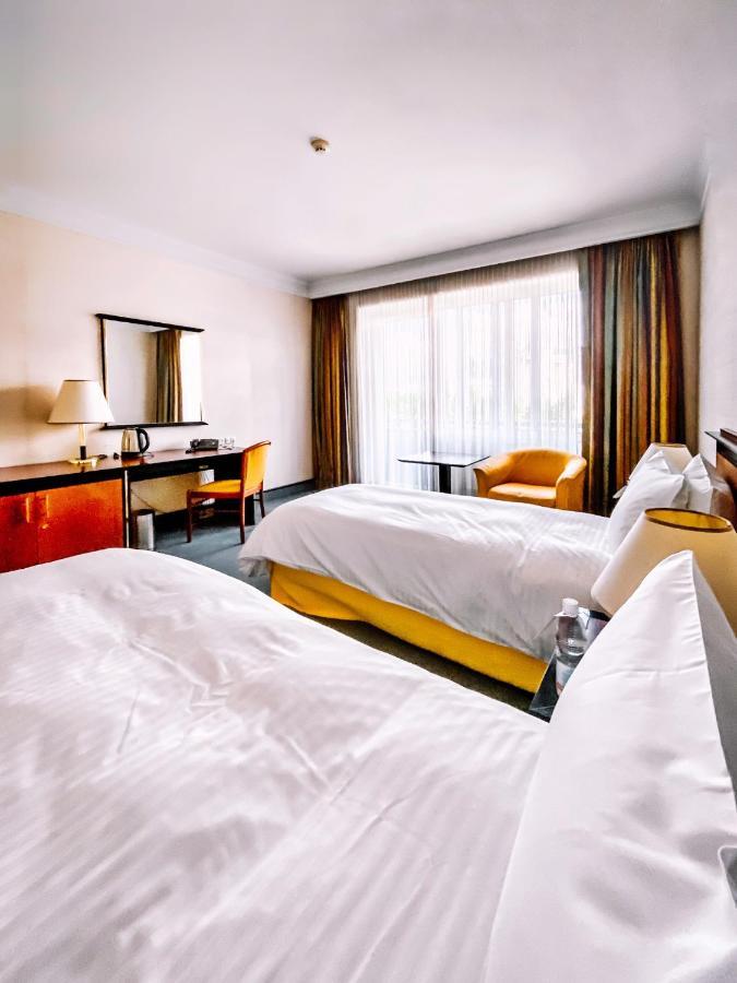Rahat Palace Hotel Almaty Exterior foto A typical hotel room