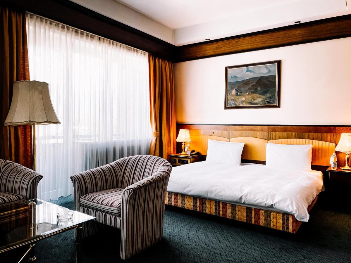 Rahat Palace Hotel Almaty Exterior foto A room at the hotel