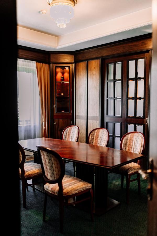 Rahat Palace Hotel Almaty Exterior foto The dining room