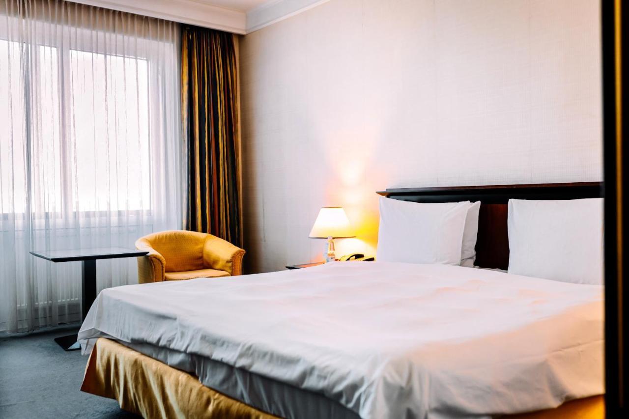 Rahat Palace Hotel Almaty Exterior foto A bed
