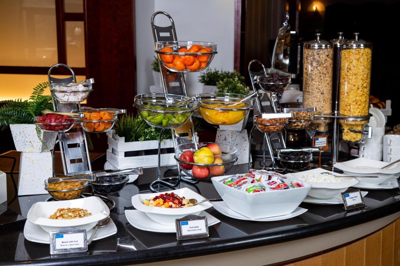 Rahat Palace Hotel Almaty Exterior foto A breakfast buffet