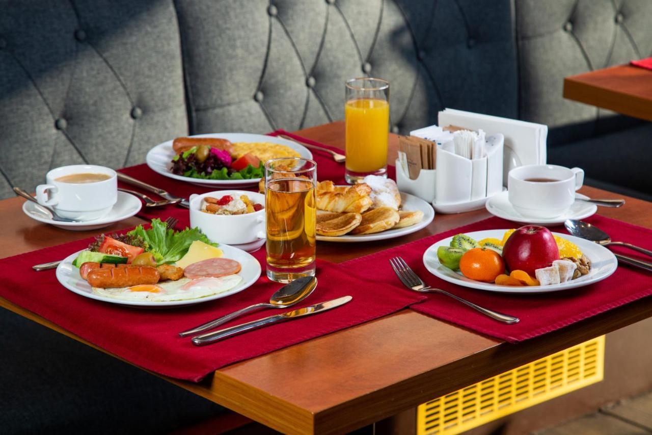 Rahat Palace Hotel Almaty Exterior foto A breakfast table