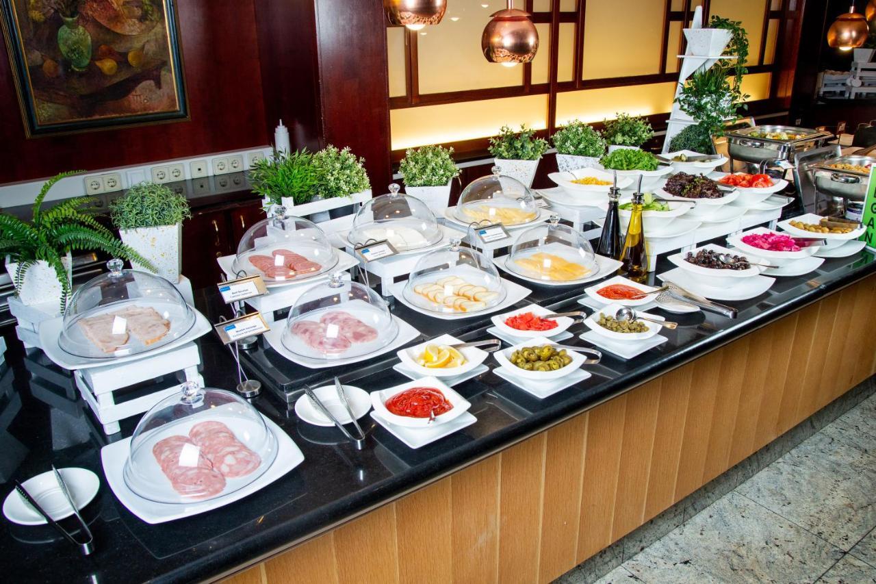 Rahat Palace Hotel Almaty Exterior foto A buffet