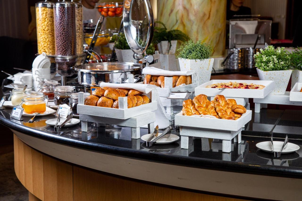 Rahat Palace Hotel Almaty Exterior foto A breakfast buffet