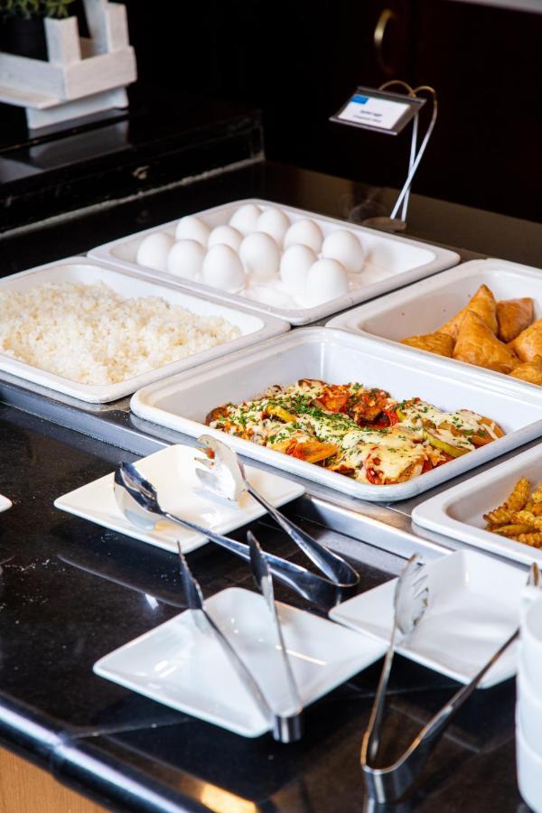 Rahat Palace Hotel Almaty Exterior foto A chafing dish buffet