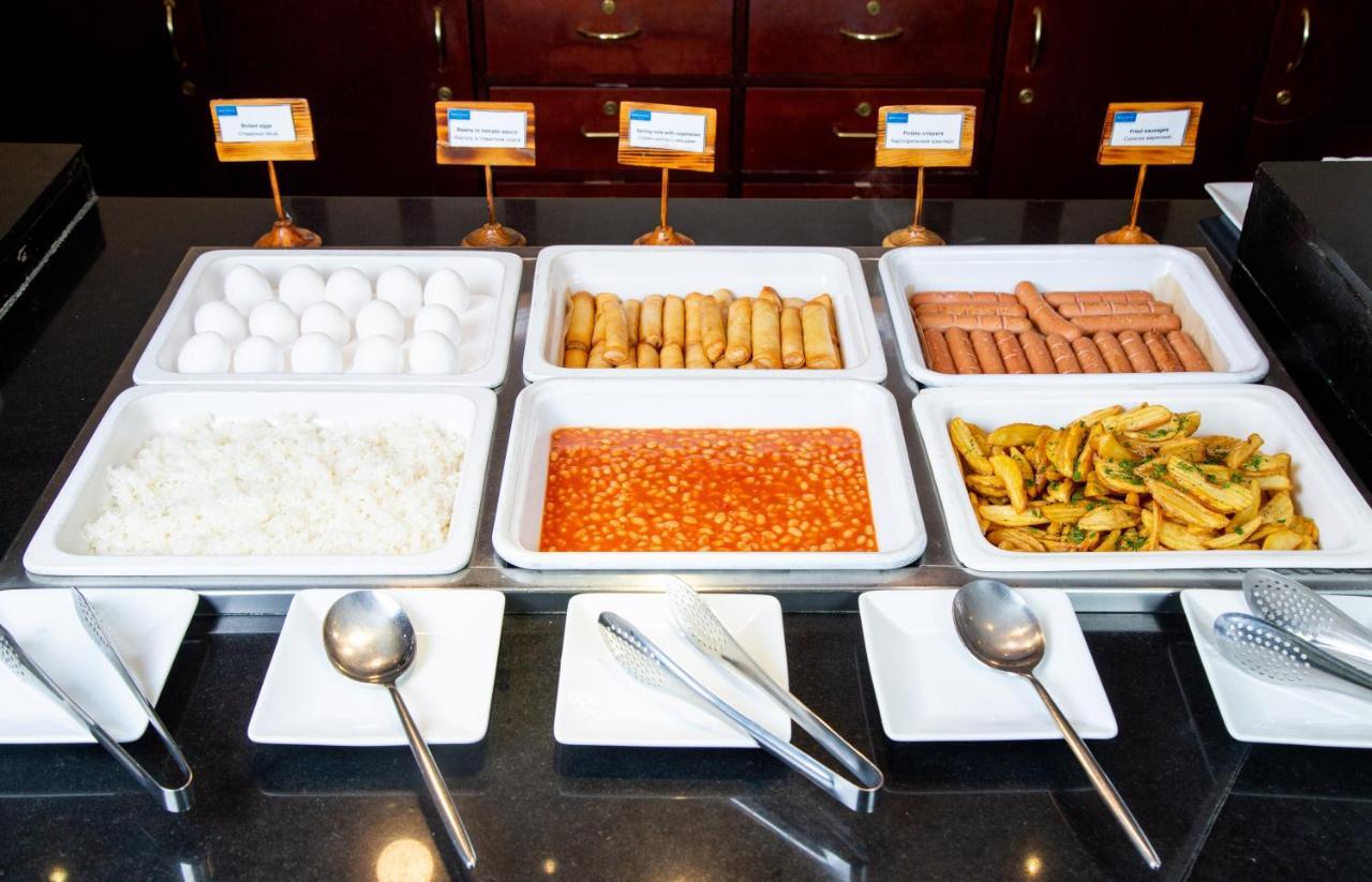 Rahat Palace Hotel Almaty Exterior foto A buffet with chafing dishes