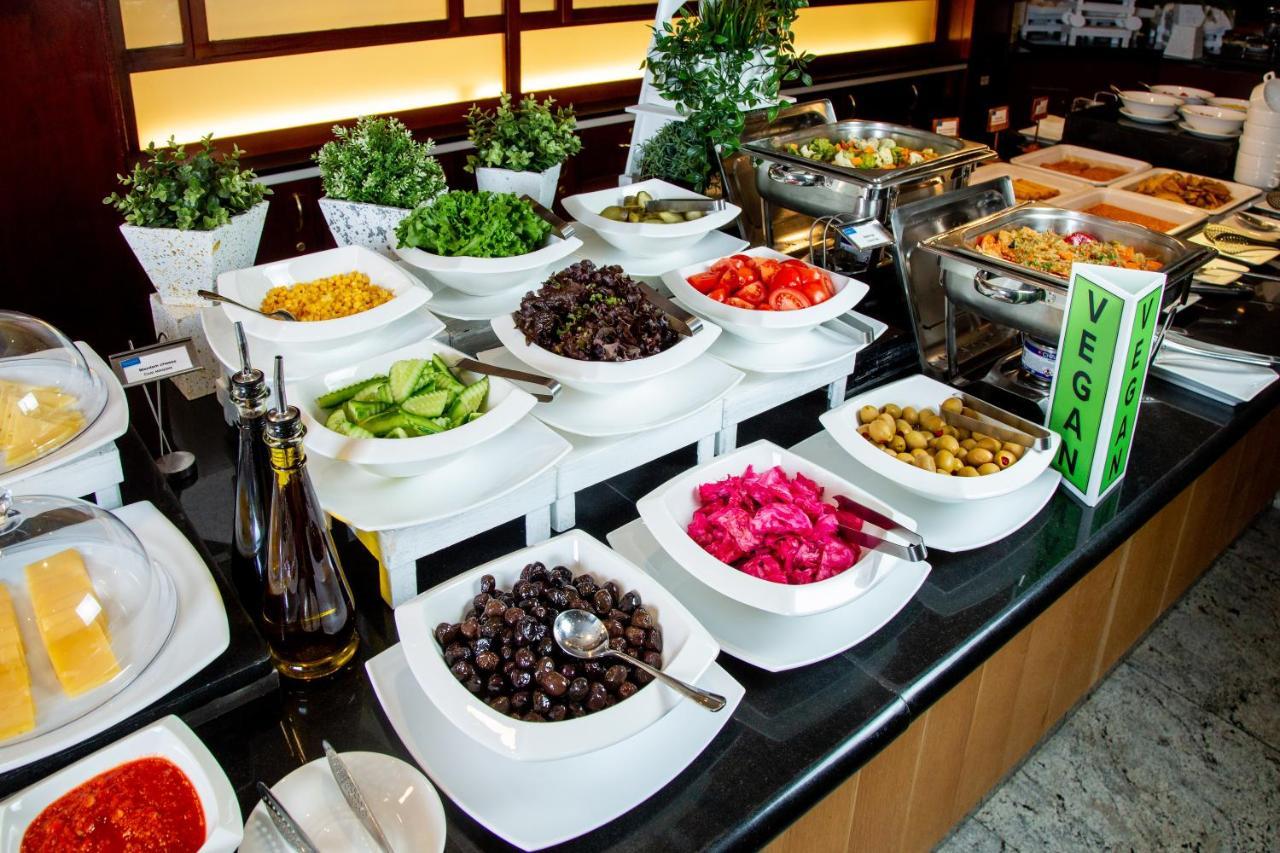 Rahat Palace Hotel Almaty Exterior foto A salad bar