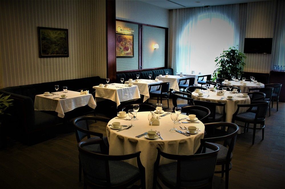 Rahat Palace Hotel Almaty Exterior foto Interior of the restaurant