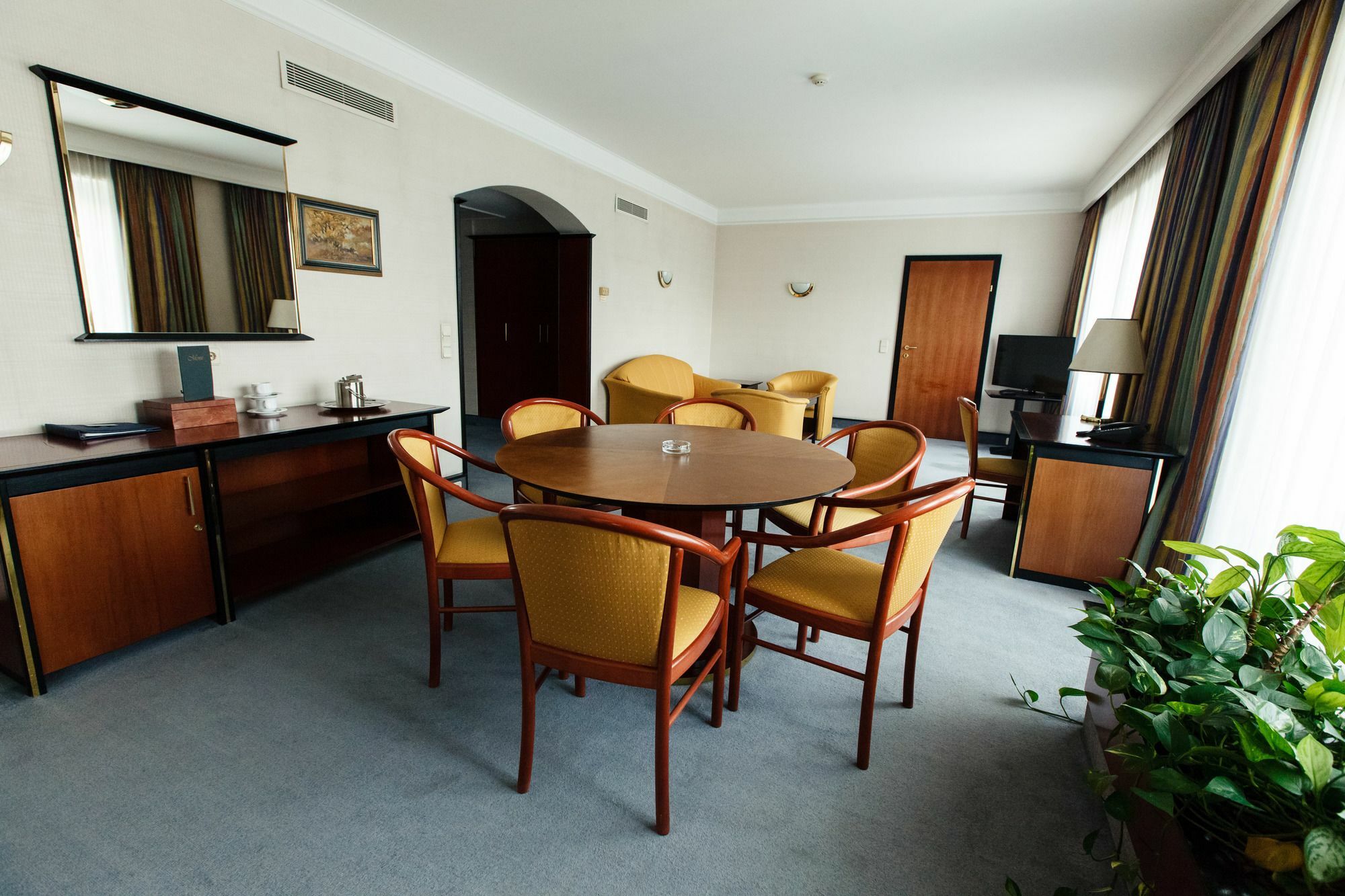 Rahat Palace Hotel Almaty Exterior foto A suite at the Grand Hotel
