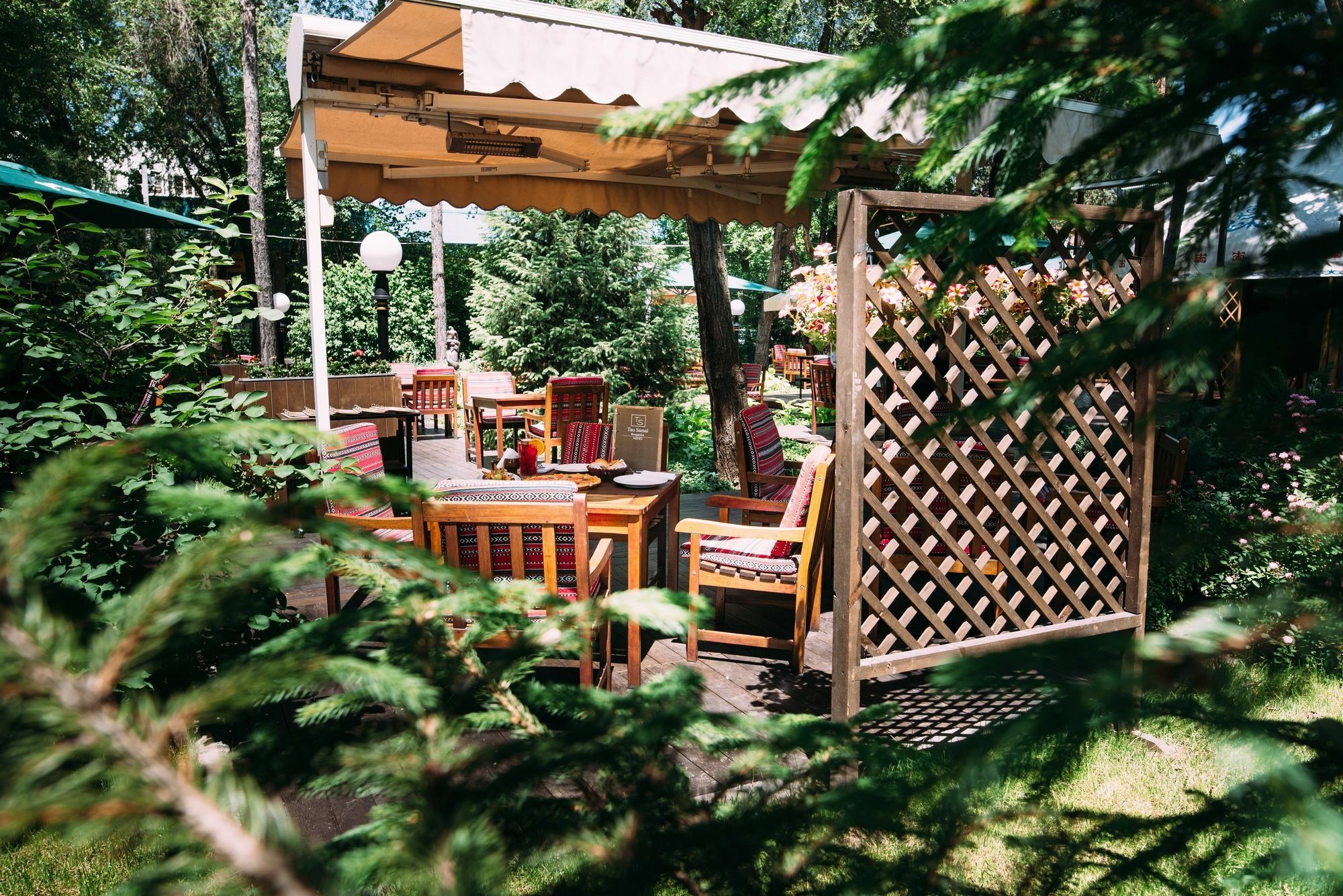 Rahat Palace Hotel Almaty Exterior foto The garden of the restaurant