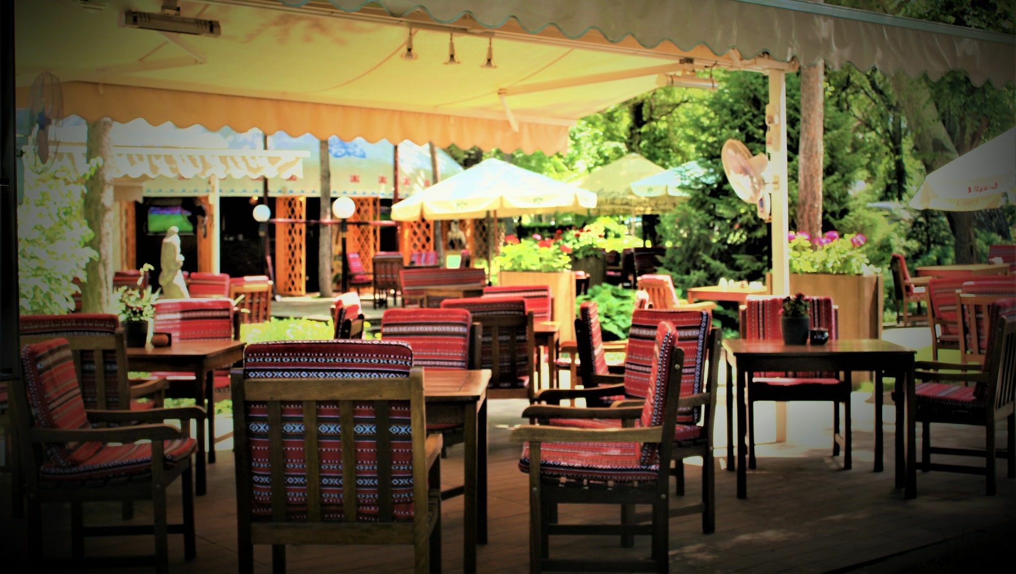 Rahat Palace Hotel Almaty Exterior foto A restaurant in the resort