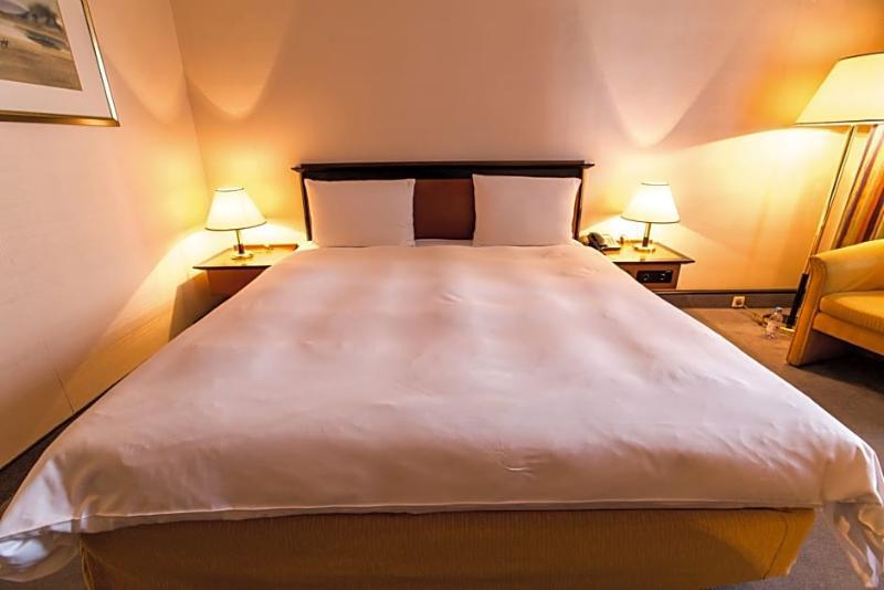 Rahat Palace Hotel Almaty Exterior foto A double bed