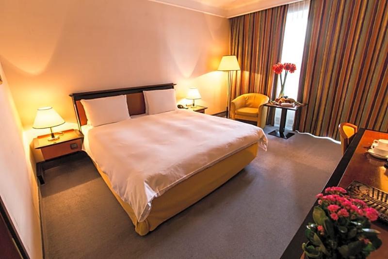 Rahat Palace Hotel Almaty Exterior foto A room at the hotel